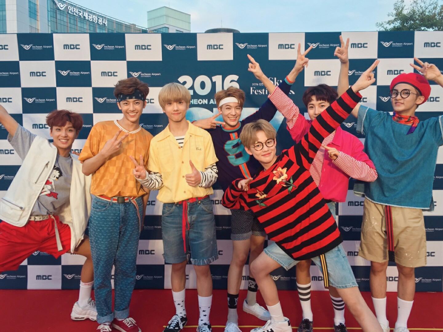 但網路上不是找得到NCT Dream去背景音的MR 現場版本嗎?這部份網友的解釋則是音樂節目的現場錄音有不同的版本,有些是先錄現場版本再播放,所以網路上的MR 版本其實也是先預錄過,修音較少的版本