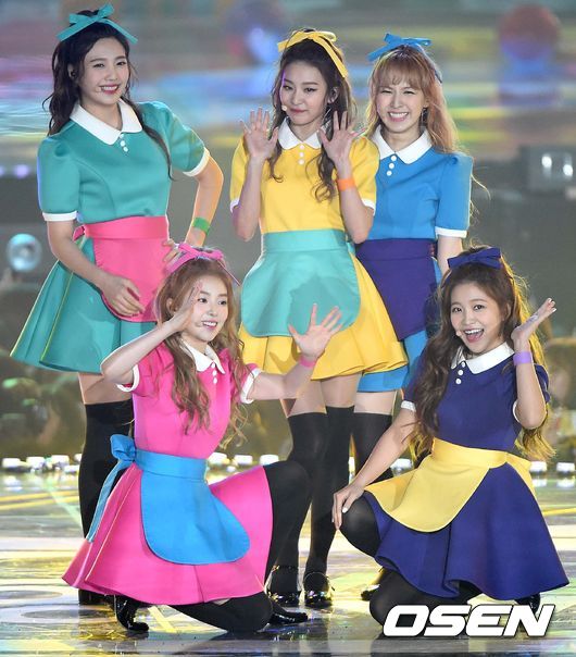 為什麼會說Red Velvet「剛出道時最漂亮」…其實這點不少人都覺得造型師該負很大的責任XDDD,因為就和Red Velvet的曲風充滿了實驗一般…她們的造型在《dumb dumb》時期根本來到大起大落、大好大壞的顛峰。不是穿上小魔女Do re mi套裝