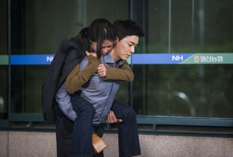 不過在第14集的最後,表娜麗正式’劈腿’啦!李華信也成為了朋友和女主角之間的小三,在表娜麗和李華信情不自禁接吻之前,表娜麗對李華信說了一堆富三代男友高正元的優點,一起來看看吧~