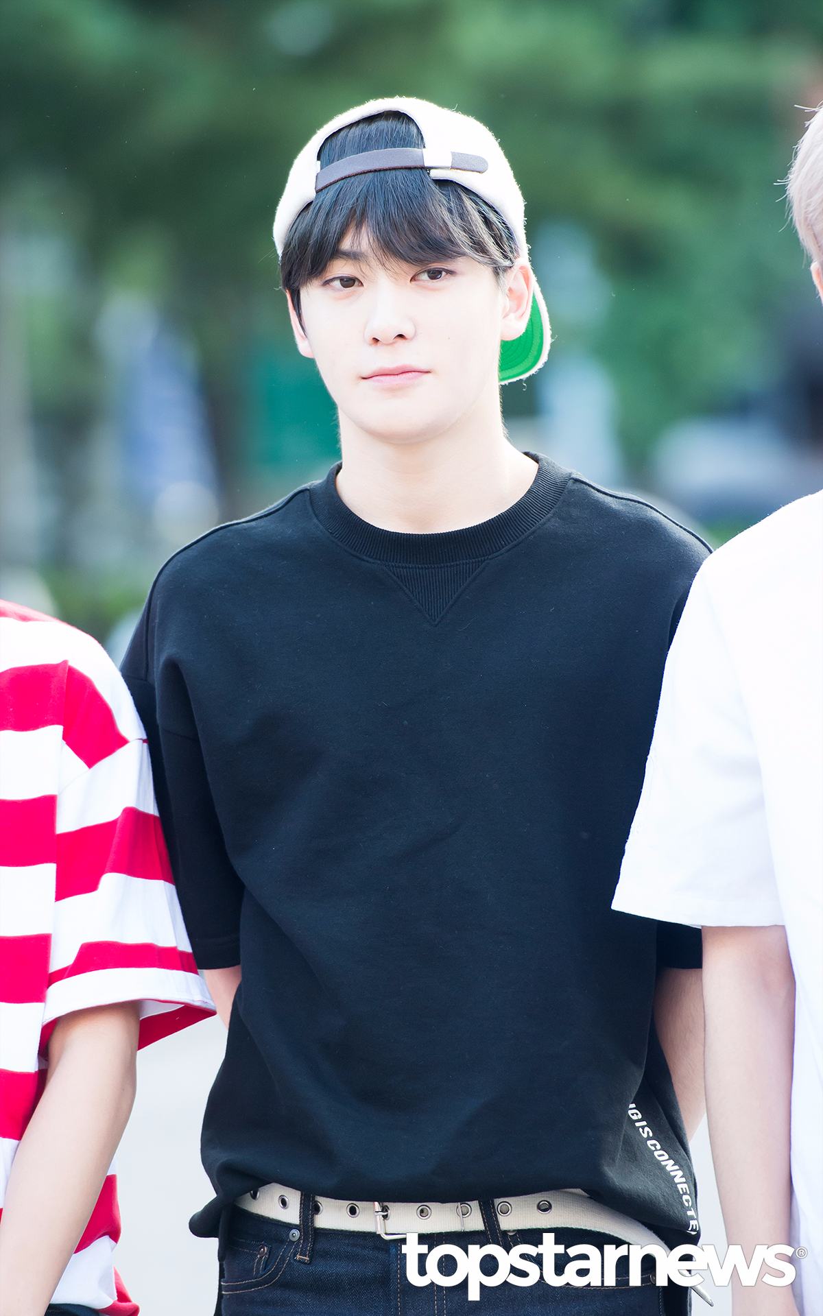 7月打歌時,SEVENTEEN成員Hoshi在音樂節目後台哼起NCT127的歌~
在旁邊的DK就有馬上說