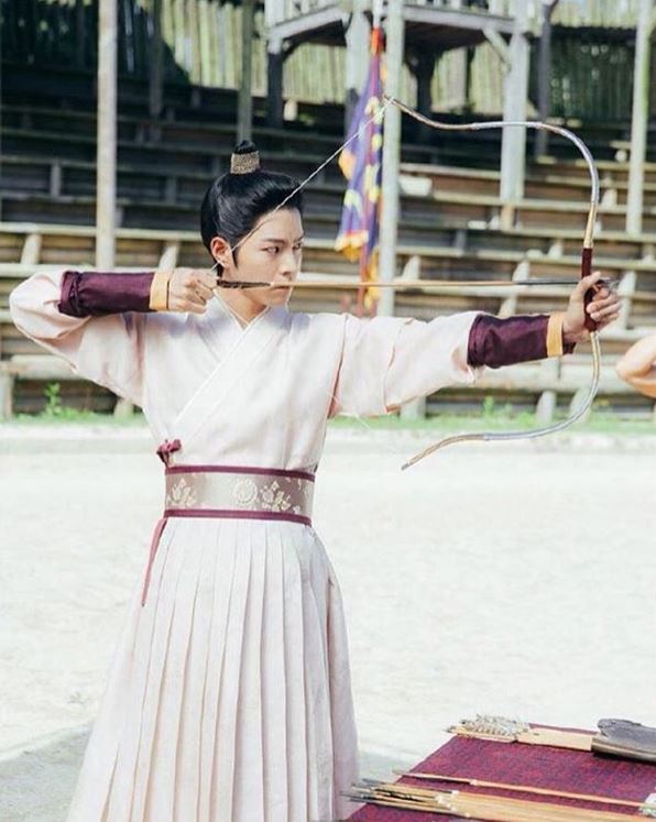 大家還記得《步步驚心:麗》這星期播出的第13集中,高麗太祖離開人世,原本策畫要篡改遺囑,讓自己當上王的三王子王堯,因為遭到八王子王旭的背叛,獨自成為逆賊,被四王子砍傷掉入懸崖的場景嗎?