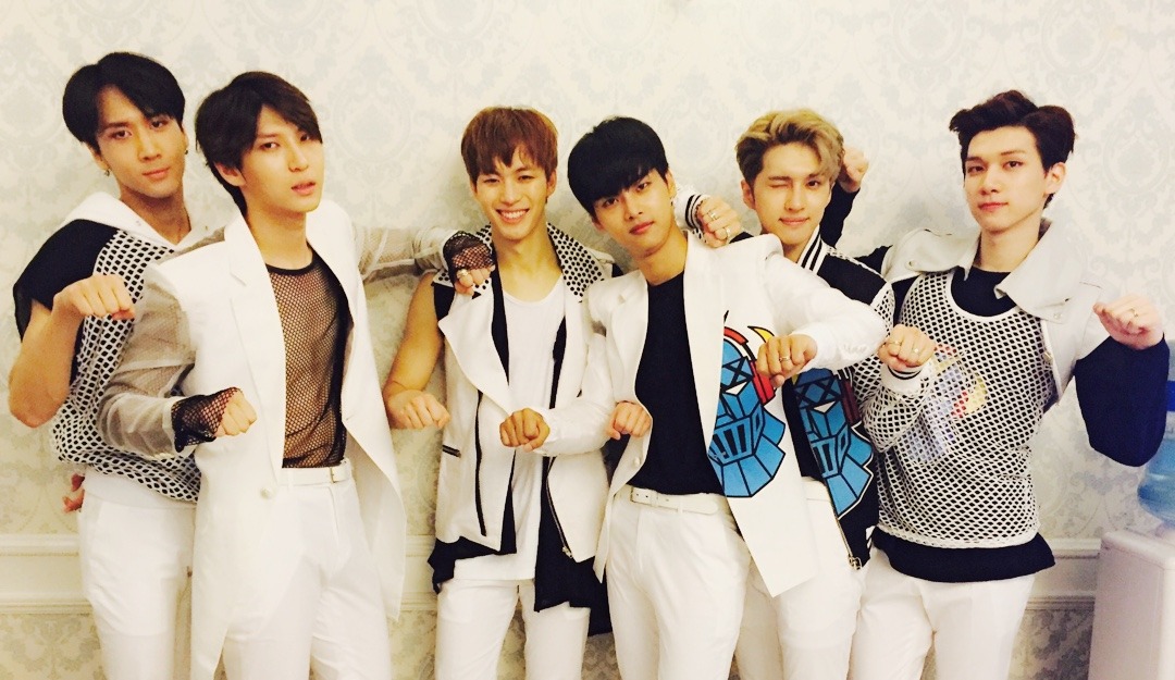 No.4 VIXX-平均身高:181.83 cm
N 179、Leo 183、Ken 180、Ravi 183、弘彬 181、爀 184。
被哥哥們養大的小寵物爀現在不只長得跟大樹一樣高,還是最可怕的團霸啊XDDD