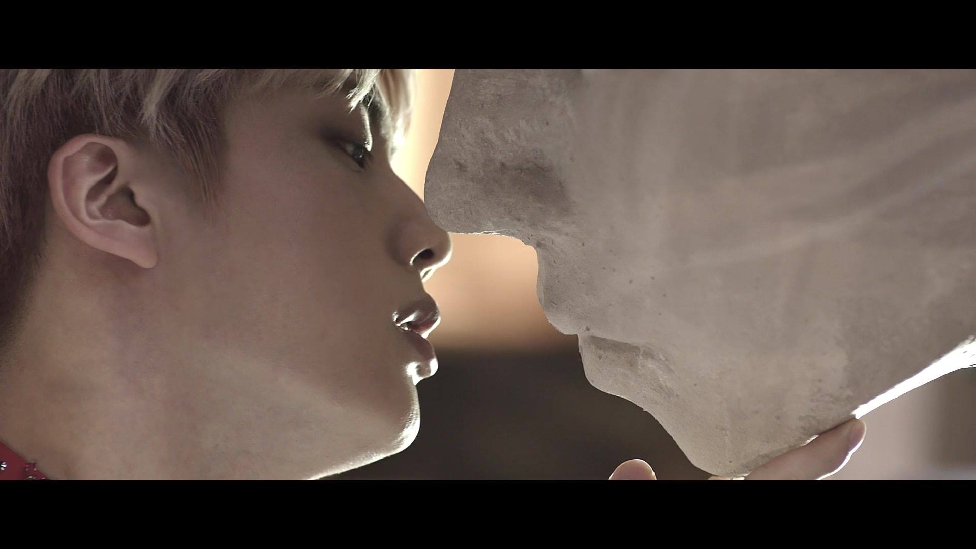 也有ARMY擔心石膏有沒有消毒後再親XDDD
Jin親吻雕像那幕,也讓人想到了2011年的波蘭電影<自殺空間>,男主角同樣也親吻了男性石膏像