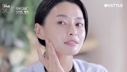 TIPS:在敷完睡眠面膜或者擦完保濕霜後,可以在上面再抹上一層椰子油,防止水分蒸發流失,保濕作用更持久。還有把椰子油和粉底液混合使用,可以讓底妝看起來更水潤。