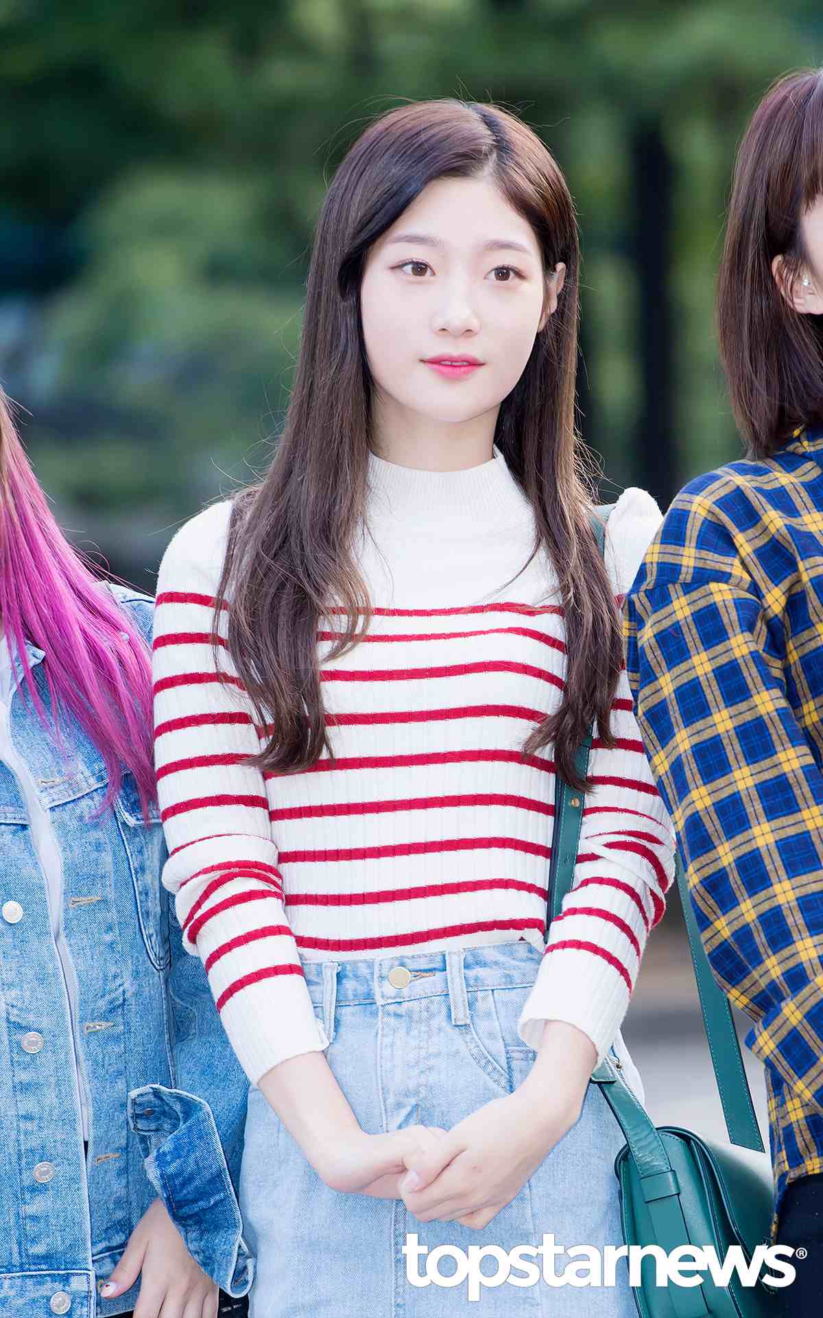 Q. 成功從過去的64kg減到了現在的48kg,有什麼秘訣嗎?
我認為如果是大韓民國的女團,就一定要減肥。我去年的時候是64kg,大約三個月就瘦下來了。不吃飯,幾乎一直餓著肚子。想到要減肥,便從那天開始吃水果或者不吃或者主要吃沙拉。最胖的時候吃了很多的嫩豆腐或喝豆漿。有時候一天只喝一杯豆漿,有時還會吃小番茄。此外,練習跳舞也能幫助減肥。