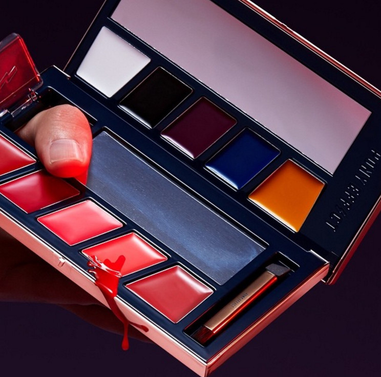 登登登……就是這款叫做「 Customizing Lip Palette」的10色唇彩調色盤,一側是白、黑、紫、藍、黃的用來調色的色號,一側是不同深度的紅色。可以多種顏色搭配調出任何你想要的顏色,也是獨屬於你的獨一無二的顏色。
