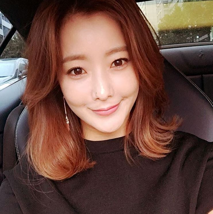 女主角金喜善則飾演擁有出色美貌與身材的前空服員-禹雅珍,28歲與丈夫結婚後,便以全職家庭主婦的身分生活,在經歷準公公沒落及丈夫背叛後,她的品味開始受創。話說有個前空服員老婆,真的不應該劈腿啊~~~~