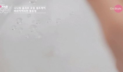 除了護膚呢~橄欖油還可以用來保護手指甲,在溫水中滴幾滴橄欖油,用來泡一下手指甲,可以軟化指甲周圍的死皮,而且讓指甲變得更堅硬。