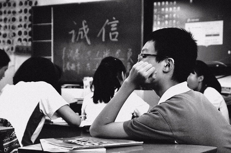 沒錯!也就是國小6年、國中3年和高中3年,共12年的受教育。
不過人民教育普及,知識程度提高,加上經濟狀況普遍變好,現代多數的人們都一路從小學唸到大學畢業!