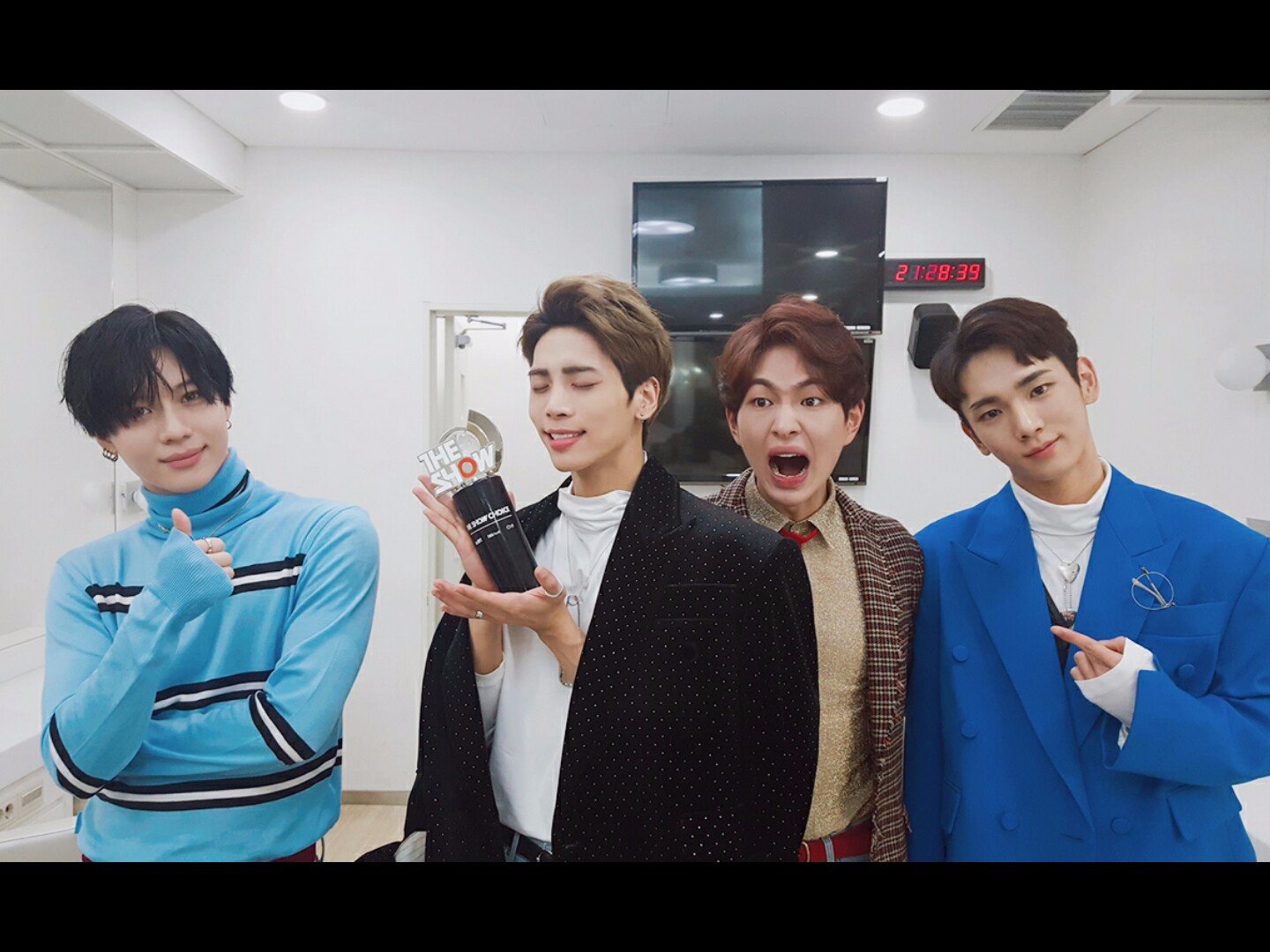 這次SHINee回歸也拿下了好成績
雖然一年多的空白期各自都有滿滿的行程
但是身為S.W.還是最想看五人合體的畫面啦~~~
也希望SHINee可以多多參加綜藝節目展現更多的一面囉