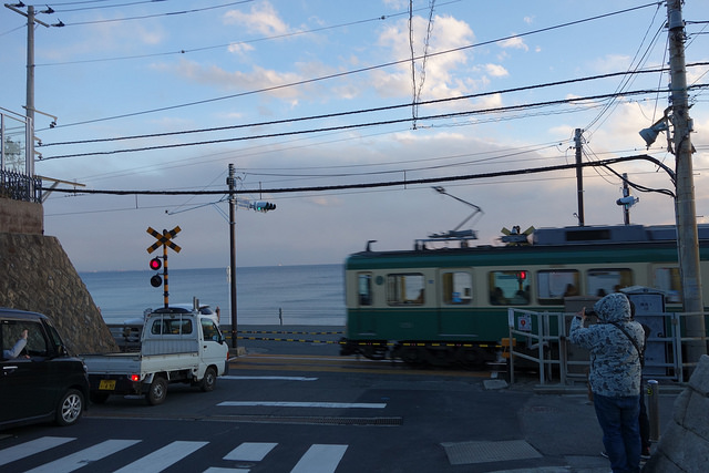 #鎌倉 江之電的鐮倉高校前站
復古造型的電車、平交道、交通號誌與海平面
這個場景有沒有勾起你什麼回憶呢?
(我腦中立刻有背景音樂響起)