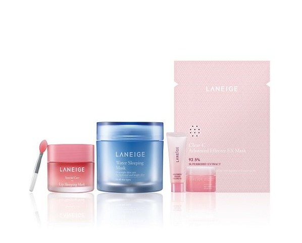 LANEIGE晚安魔翹豐唇組 價值$2219售價$1450
內容物 :
睡美人香氛水凝膜-淨亮保濕升級版 70ml(正貨)
睡美人極萃滋養晚安唇膜 20g(正貨)
超級莓果C煥顏精露面膜EX 1片
莓果優格活顏去角質 10ml
莓果優格活顏Q彈面膜 20ml
蘭芝的晚安面膜應該是大家去韓國必買的吧,而唇膜之前也有介紹給大家過了,也是非常好用的產品,尤其乾燥的秋冬更需要了