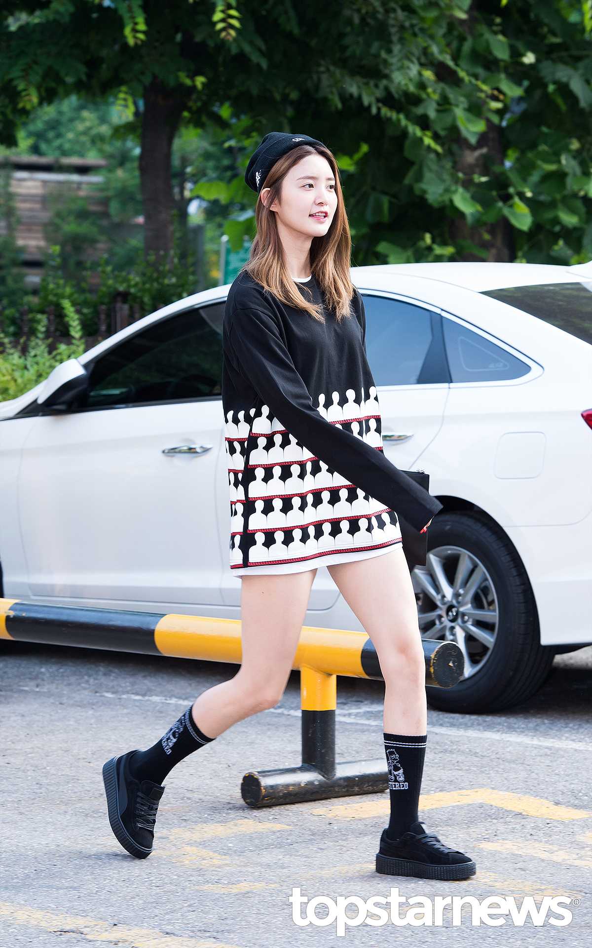 EXID-正花
隨性的感覺是一大亮點☆
正花用黑色針織帽搭配只是髮絲稍加整理的過肩長髮,
搭配寬鬆的大長款T恤,彰顯中性氣質^^
稍微露出的發縫減少了憋悶感,紅唇吸睛效果十足。