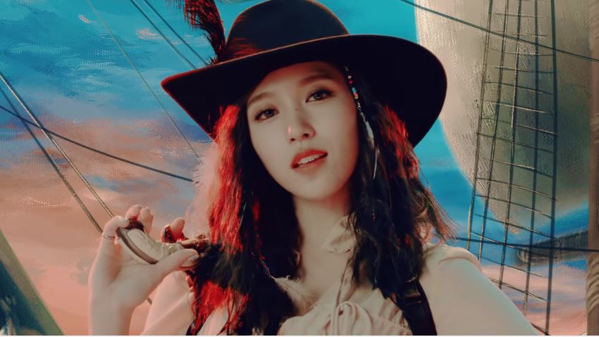 不過這回TWICE的裝扮雖然一樣引起話題,但是這回敢跟大家保證大家沒有猜對!像是Mina的裝扮,大家都以為在Cosplay《神鬼奇航》裡的強尼戴普,就連工作人員也虧Mina和強尼戴普只有一「鬍」之差