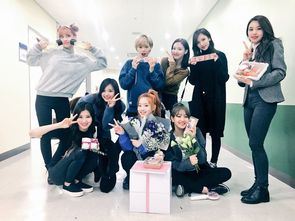 TWICE這次強勢回歸~不但音源、專輯和MV點擊成績亮眼
連綜藝感都提升了~(灑花!!!
他們最近上《一周偶像》堪稱歷代級崩壞啊~~~
來看看上節目發生了什麼事吧^^