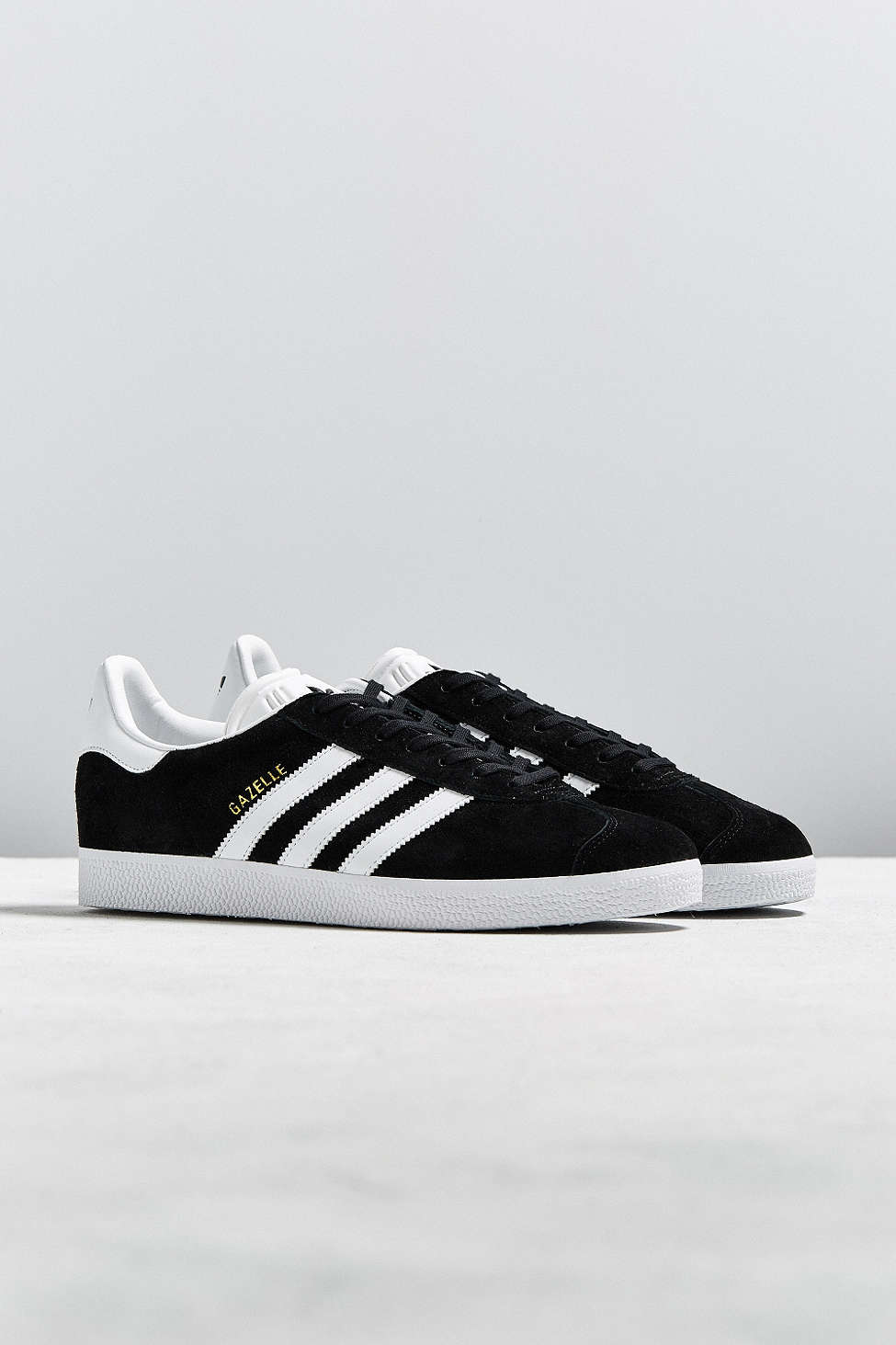#Gazelle Sneaker
這雙可說是最近adidas的大勢啊!尤其是黑色款式,更是大家購入的首選!不僅潮人喜歡,許多明星也都有購入呢~