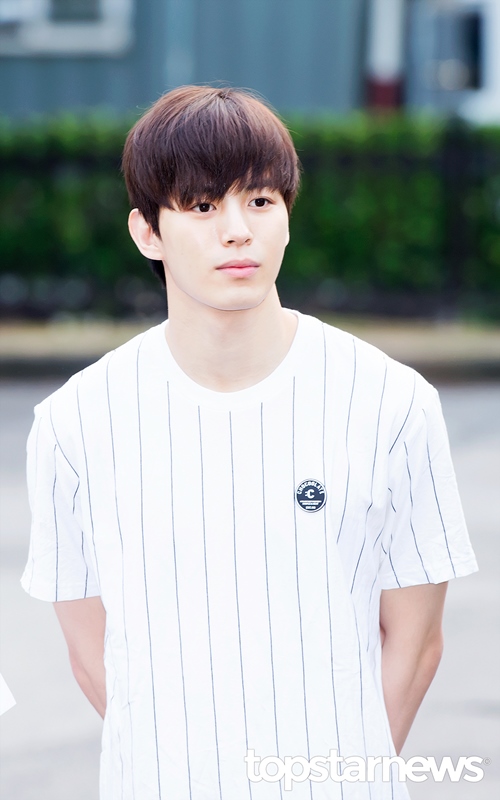 ◆VIXX 弘彬
-「周邊的朋友們也都幾乎認同弘彬的外貌,除了弘彬以外,其實其他成員們的認知度也很不錯!」
-「弘彬很像那種長得超帥的咖啡廳工讀生!」