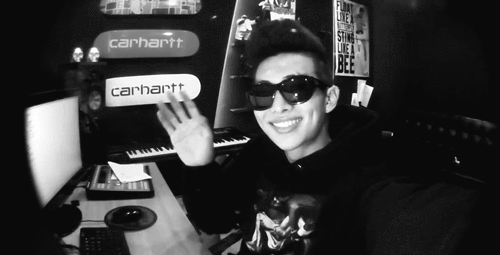 Rap Monster:「J-hope寫第一首歌的時候,壓力很大,與其說是很困難,不如說想創作好歌曲,因為是正規二輯,又擔當了Intro,所以感受到很大的壓力,據我所知,他重新錄很多次,不光歌曲本身,拿到編舞的時候,也不確定自己能不能跳好,看來要練習很久,想跟大家說J-hope經歷了激烈的苦惱和努力」