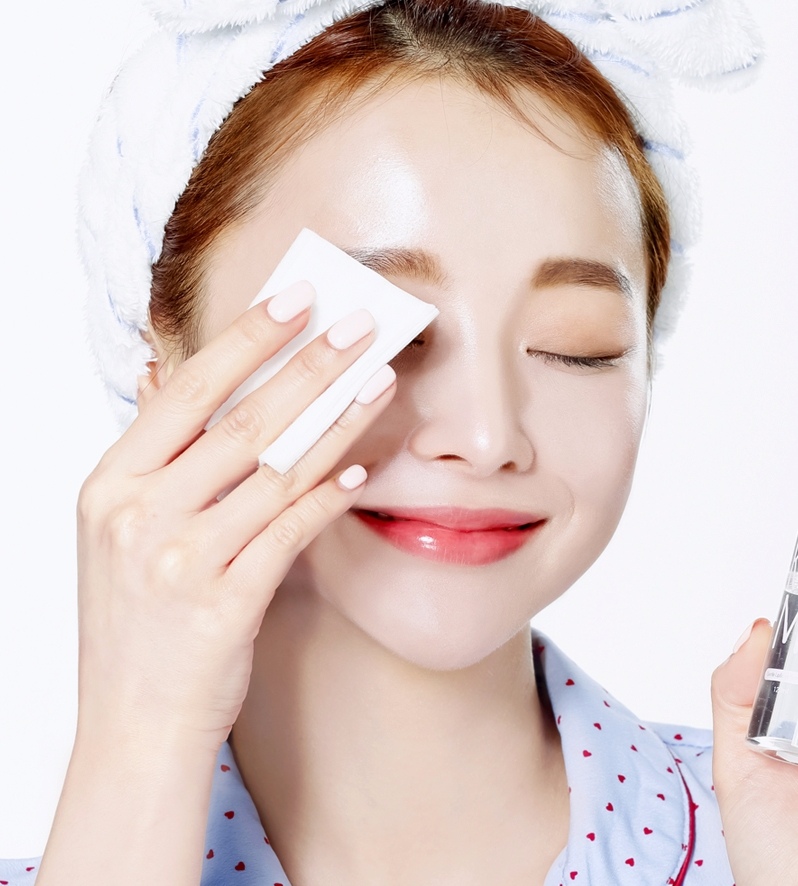 ☞直接一瓶卸全臉
眼妝一般都主打防水、抗暈染
光是只用臉部卸妝產品,常常無法完全卸除
長期下來會造成眼部肌膚暗沉,或是卸妝時不當拉扯眼周肌膚
建議還是用眼唇卸妝液比較好啦!