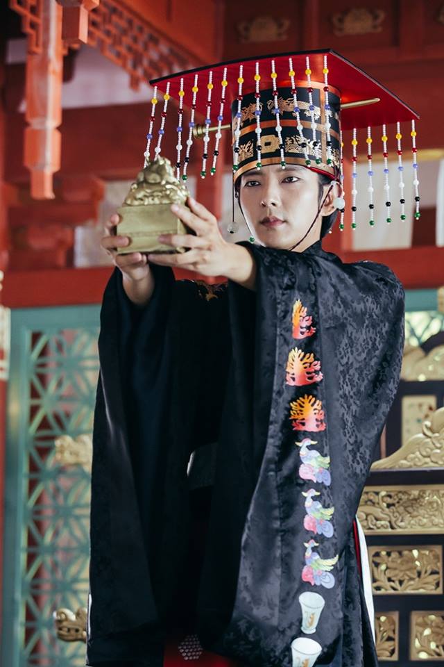 ✿TOP 1- SBS《月之戀人-步步驚心:麗》
話題佔有率:16.14%
➔上升1個名次
※講述生活在21世紀,26歲的化妝品銷售員-高夏真(IU飾),意外穿越到10世紀的高麗王朝,成為16歲的少女解樹,遇見高麗王子們後所發生的一連串故事。