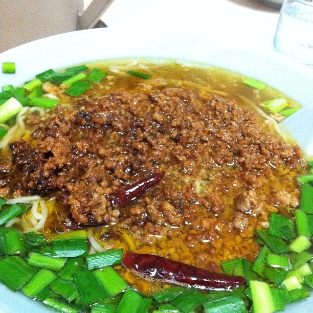 沒錯!就是擔仔麵!
據說味仙的臺灣老闆郭明優,將臺南小吃擔仔麵與四川的辣味結合,取名做「臺灣拉麵」。推出後在當地十分熱銷,相當受歡迎,而流傳至今已經成為了「名古屋特產」。
其實跟月亮蝦餅有異曲同工之妙XD