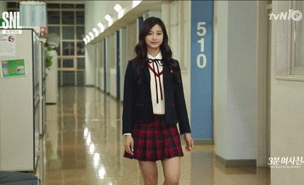打歌期間的TWICE最近也出演了很多綜藝節目,上週全員出演tvN的綜藝節目《SNL 8 》,網友大讚演技,而忙內子瑜也因為完美的身材和外貌,被節目中一同出演的女演員嫉妒到「看到你的臉就很生氣」~~
