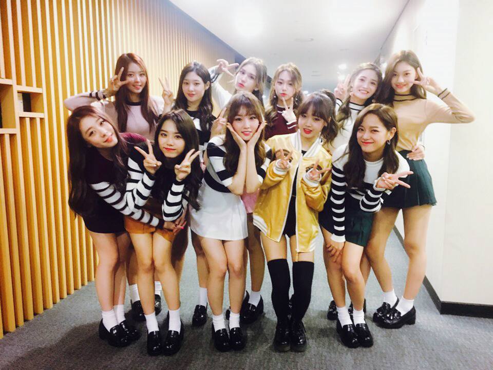 不只Somi和TWICE因為都是JYP的一家人而感情好,上回潔瓊就曾說因為和TWICE活動上經常遇到,再加上Somi經常在I.O.I 成員前聊到 TWICE的事,讓兩隊的距離也因此拉近中