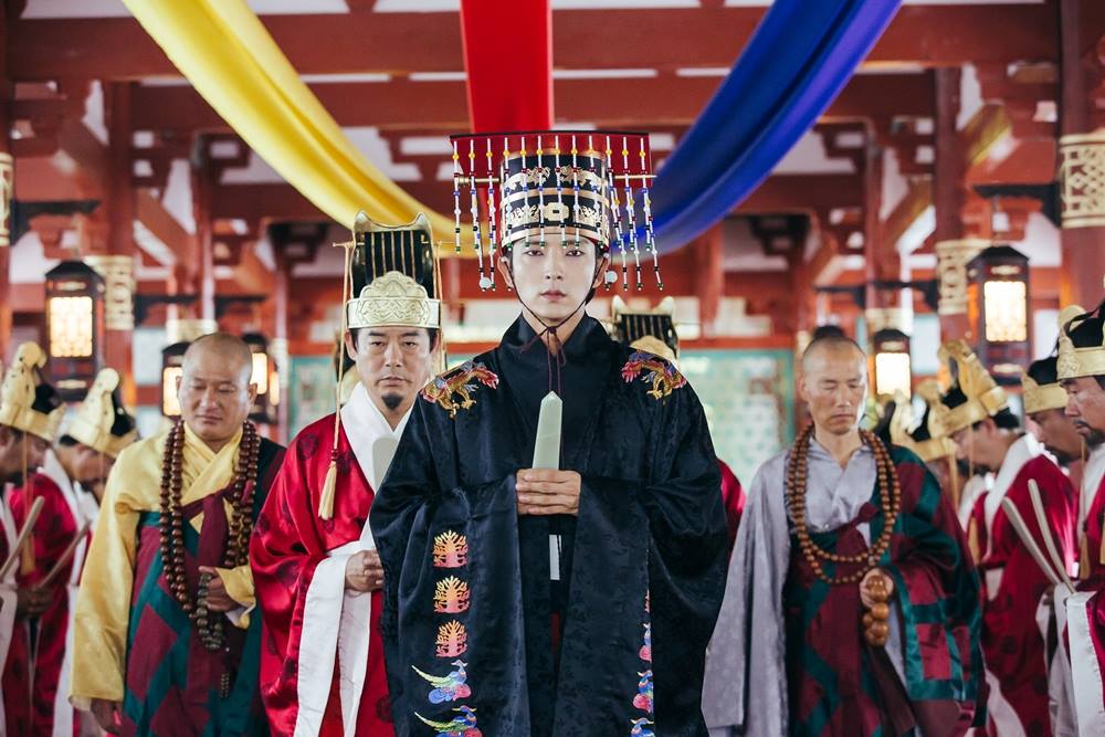 四王子繼承王位後,雖然眼線似乎變濃了些,但整體造型可以說是沒什麼缺點了,非常完美!直到昨天播出最後一集才領悟到…Cody姊姊最後留的這招更狠XDD