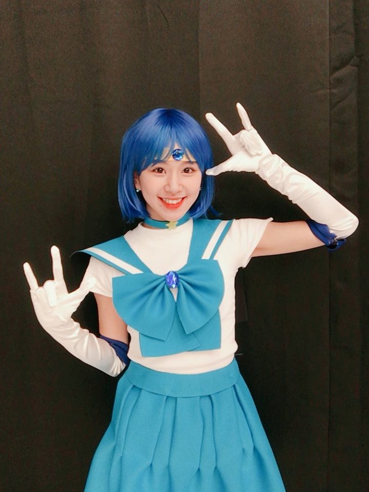 彩瑛被問「有想過以TWICE成員中誰的臉蛋生活嗎? 」彩瑛選的是定延,「 在練習生的時候就覺得定延真的長得很漂亮,其實也想以每個成員的臉蛋都生活一下,很好奇會是什麼感覺。」