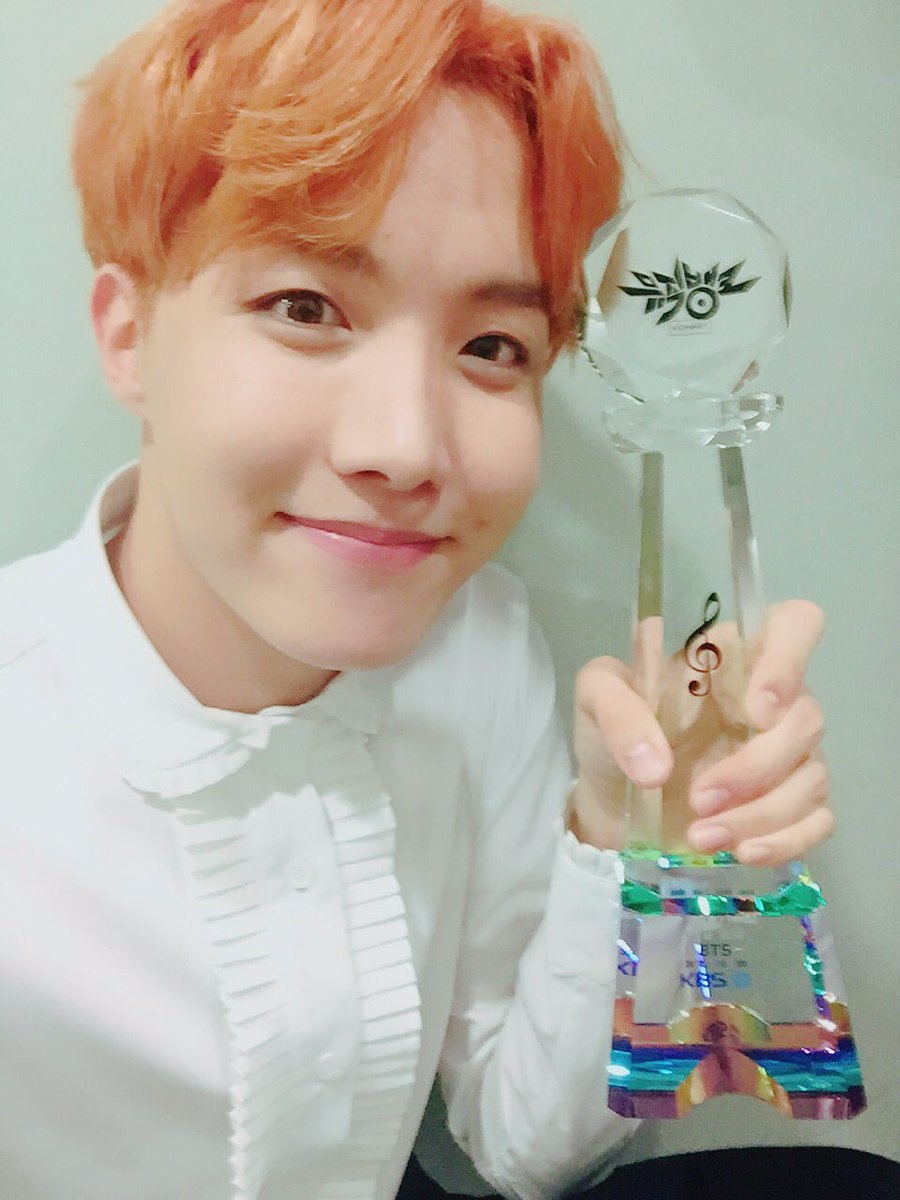 BTS J-HOPE
大眾認知度相較其他成員不算高的JHOOOOOOOOOOPE
這次站center唱超洗腦副歌,
加上在SUGA推廣流行語JHOOOOOOOPE之下~他要爆紅了XDD
大家會開始注意他的美顏的~!!!
