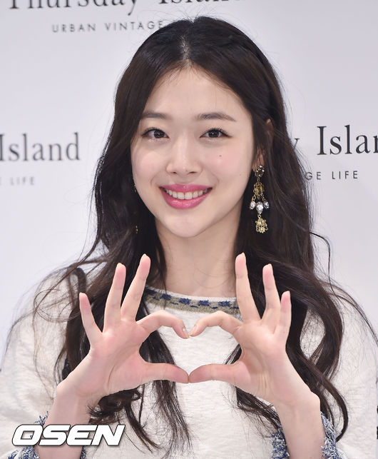 因為這次《Real》的女主角,正是和IU、秀智有好交情的雪莉。今年上半年開始製作的這部電影《Real》,除了請到金秀賢和雪莉的組合令人意外而引起話題。當中雪莉演出的戲份也是吊大家胃口的原因
