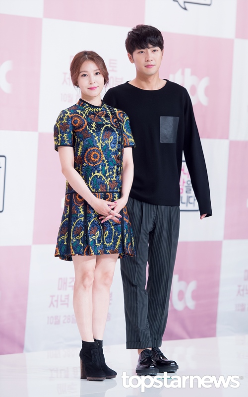 寶兒在劇中則是飾演一位神秘感0的干物女作家-權寶英,是個恢單女工作狂;和寶兒搭檔的則是演員李相燁,飾演男主角陶賢宇的大學後輩兼同公司的PD-安俊英。小編光看前兩集,就覺得他們好配啊~~~(雖然李相燁在劇中目前有個還沒露過臉的妻子…)