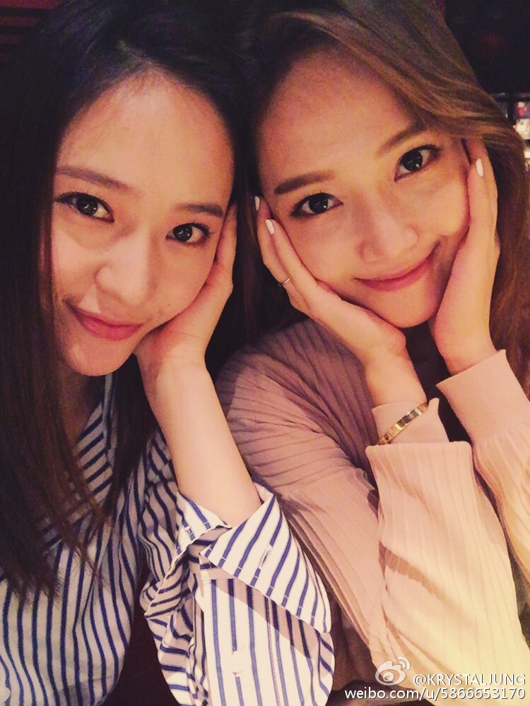 - Jessica & Krystal -
鄭氏姐妹的顏值真的高到爆炸!比起一個人的自拍偶爾可以拍一些和姊妹一起的照片,證明好感情之外,二個人在鏡頭前也不怕有尷尬的獨照感,會更容易照出自然的一面!