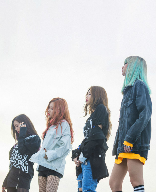 而舞台上被說是「強盜 」的BLACKPINK,在2日接受媒體採訪時,卻被說「 舞台上下溫差太大」,舞台下完全沒有了舞台上強大的氣場,反而表現出羞澀、謙虛、又很有禮貌的少女模樣,很像是出道才三個月的新人緊張的模樣。