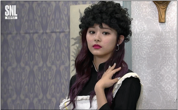 而上週六TWICE也全員參演了tvN的搞笑綜藝節目《SNL 8 》,在節目中大秀搞笑演技,被贊整團都是綜藝咖。 尤其是忙內子瑜, 更被韓國網友說「 不管臉蛋,還是氣質都很適合當演員」。