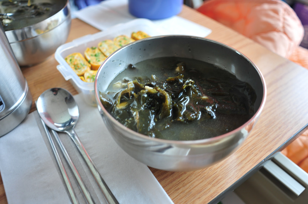 泡水後,皮膚恢復光滑亮麗的海帶(Me妃小編上身),表面會相當滑溜。
韓國人在考試(面試)前、當天,都會拒絕海帶湯這種滑溜溜的感覺,避免名落孫山。