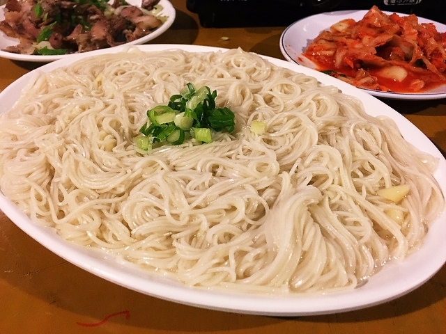不論你來自哪裡,生日在各國同樣都是的慶祝日子。
吃蛋糕吹蠟燭其實是受到西方影響,大家知道臺灣的生日傳統嗎?
壽星要吃象徵著出生和長壽的蛋和麵線喔~
現在來有人在遵循傳統嗎?