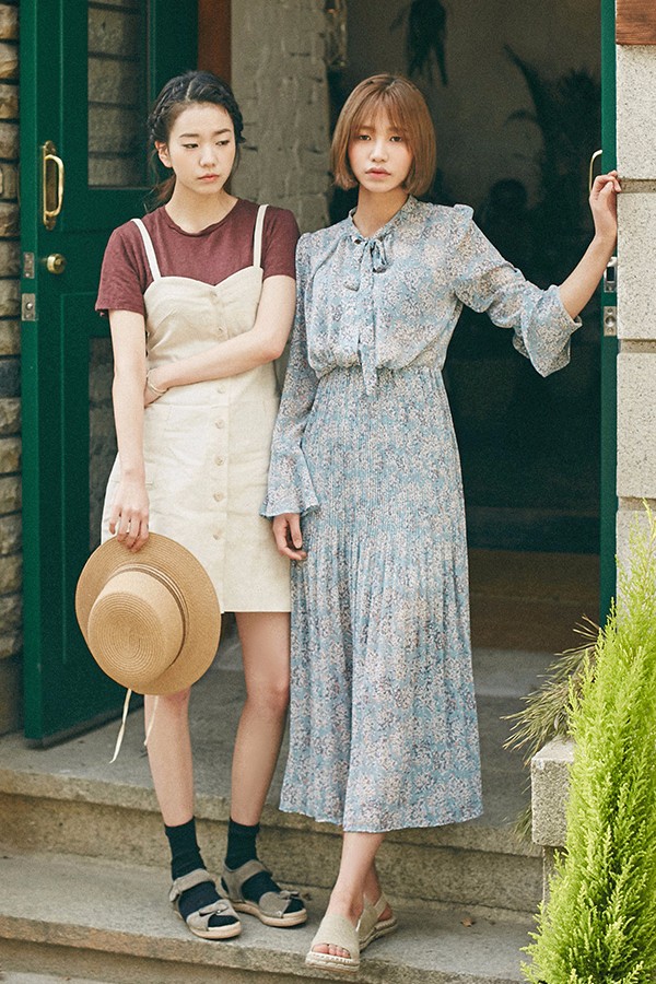 【巨蟹女和雙魚女】自信一些
巨蟹和雙魚的女孩子,其實挺招人喜歡的~但是她們不大自信,在感情面前比較容易容易自卑。
其實自信的女生才是最美麗的,如果堅信自己是美麗的,是有好人緣的,是招人喜歡的,那麼自身整個人的氣場就會不一樣囖;甚至在待人接物方面也都會跟著改變呢,也會真的變得越來越有魅力,當然桃花運也會一直上升喲~