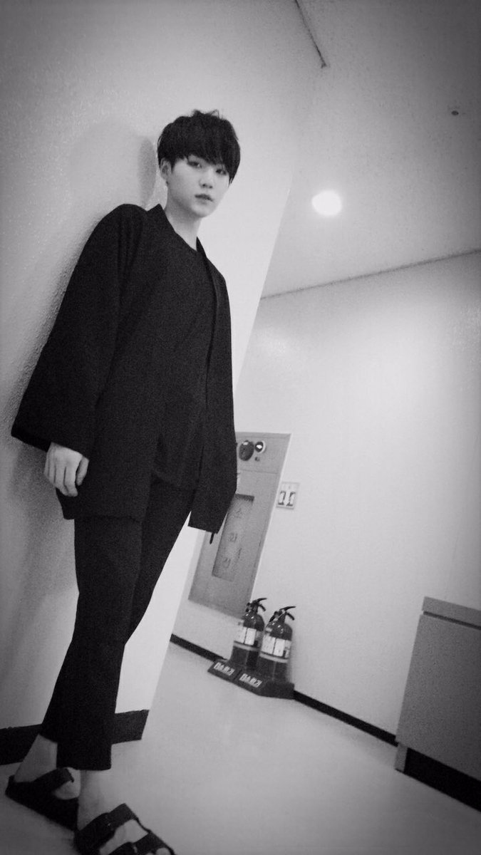 Jimin勉為其難撒嬌中...
SUGA:我給35分
MC:我覺得Jimin笑眼很可愛啊~有點像賤兔
SUGA:啊..這不是20世紀的嗎!!!(嫌棄臉)
(現場再度焦土化)
(節目直接封SUGA為防彈的