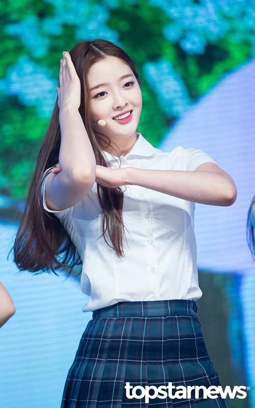 ✿DIA 恩真
DIA中討論度最高的成員,想必就是透過《PRODUCE 101》出道,以I.O.I累積許多人氣的彩妍吧?不過除了彩妍以外,恩真的顏值也很高啊!而且跳起舞來超有魅力♥