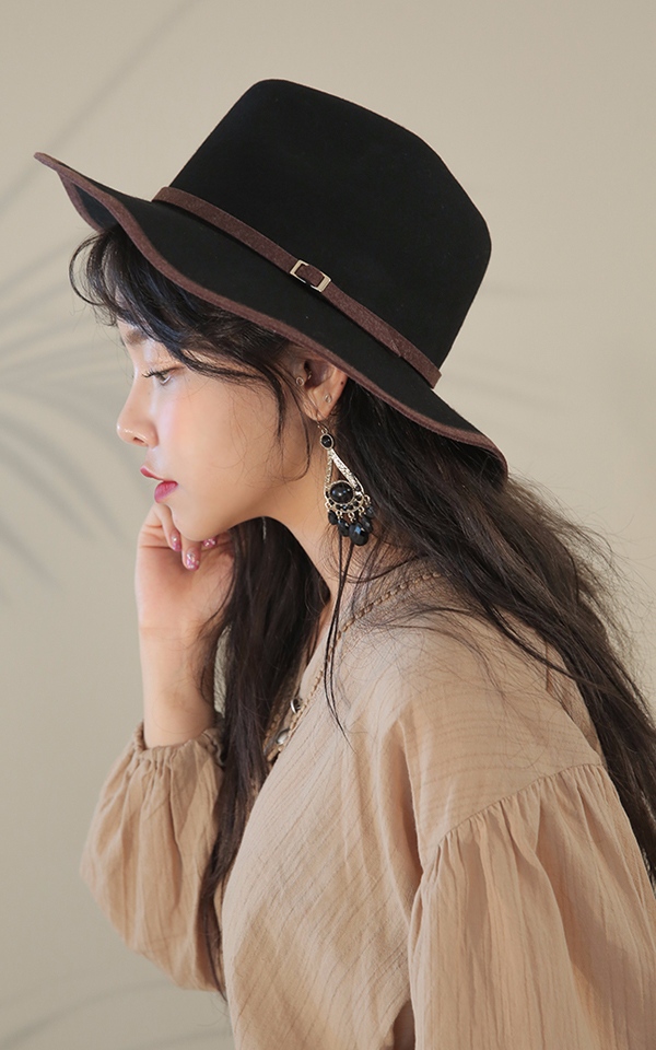 ☀ 小禮帽(Fedora hat)
小臉指數:★★☆
增高指數:★★★★☆
保暖指數:★☆
禮帽早期是在17世紀時在西方流行開來的,那時佩戴多為男性,是男生最莊重的服飾。