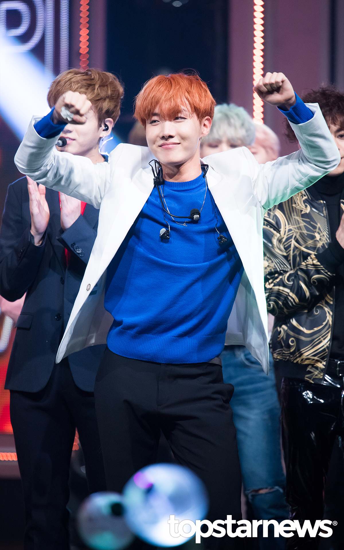 最後在節目上公開其實是 J-hope踢傷柾國的時候,J-hope還被其他成員說:「怎麼可以踢柾國呢」,大家不要一秒露出弟控本性啊!最近還有一則影像,讓網友在爆笑之中讚嘆防彈少年團就連彩排也不放過的認真