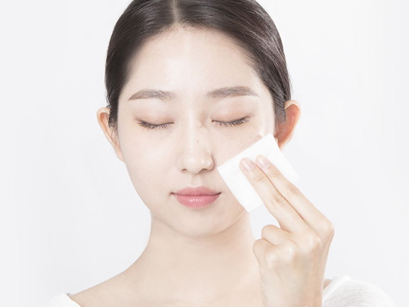 ♪ 冬天保護皮膚需減少去角質次數
到了冬天以後,去角質的頻率就要降低,因為角質層是皮膚的保護膜,有鎖住皮膚水分的效果。在天氣乾燥的冬天皮膚就更需要這層保護膜,太頻繁的去角質會讓保護膜的效果減弱,所以最好可以少使用一些去角質的產品,把重點放在補水保濕上^^