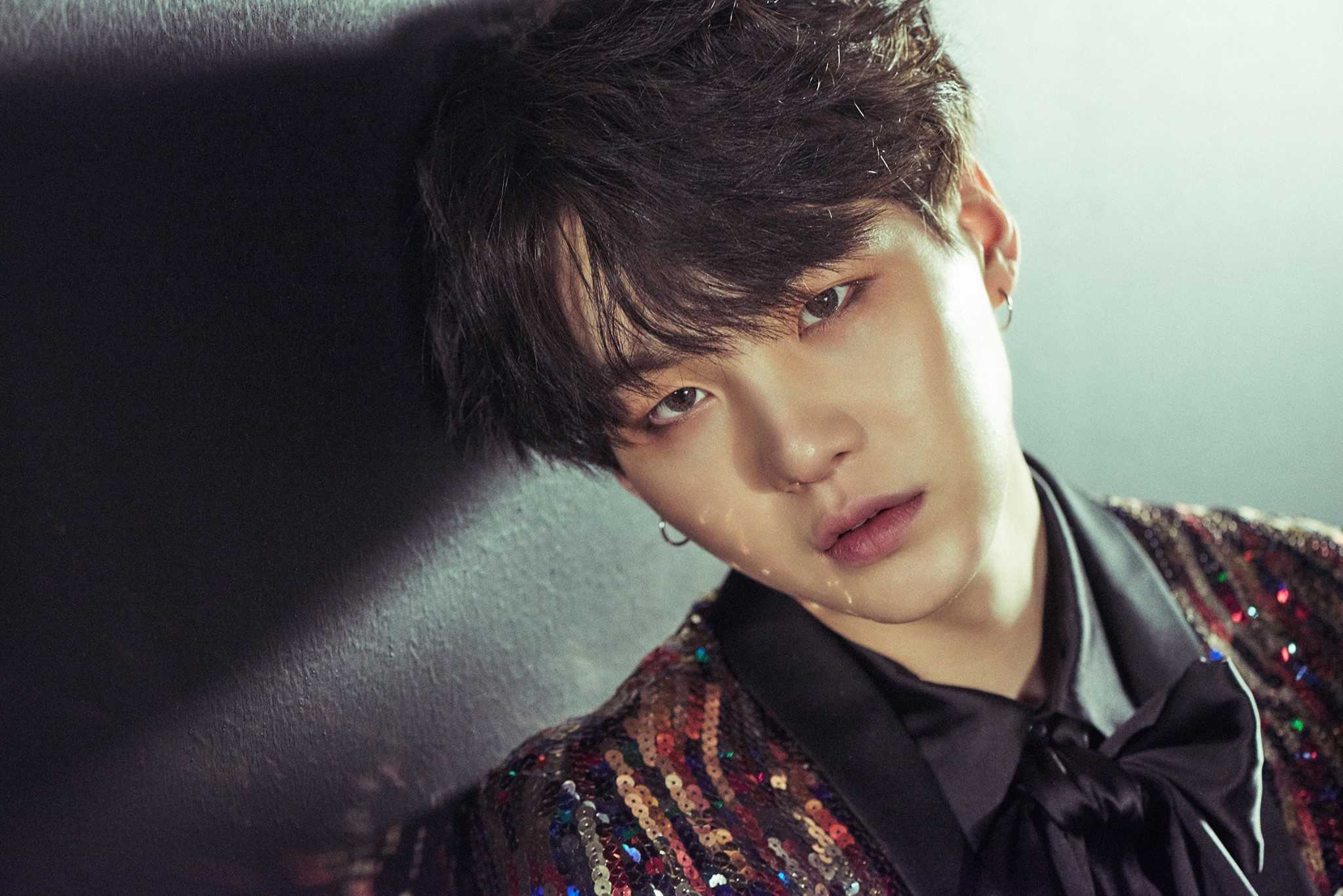 1位 SUGA
阿米們都有猜中吧XDDD
防彈中最常染髮的成員,一年漂髮N次~頭皮應該很痛吧TT
染到粉絲們都以為SUGA髮色就是專輯顏色了XD(雖然他本人否認
這次黑髮完全顏值巔峰!!!
他本人也表示想一直黑髮!