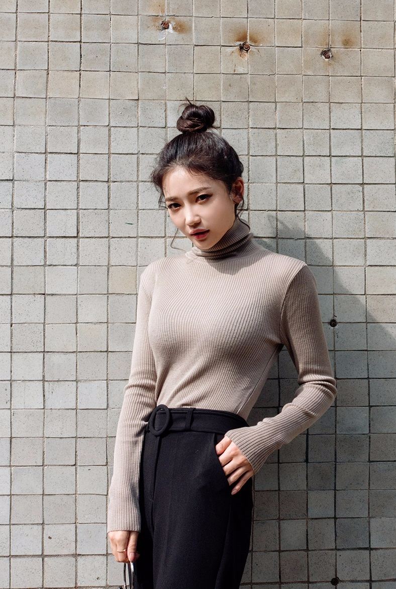 ▲小胸女
小胸部的女生一定要記得製造出胸前的份量!所以可以選擇有波浪、條文或者是蕾絲的款式在胸前。如果不喜歡這種的話,摩登少女極度推薦小胸女選擇貼身的上衣,絕對會讓你的胸部在視覺上暴增好幾個CUP喔!
