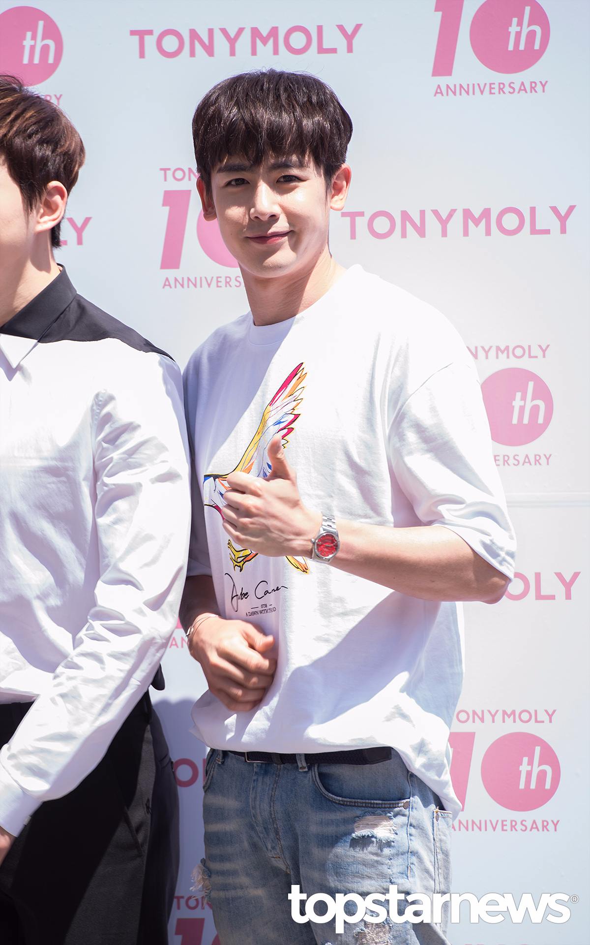 # 2PM-Nichkhun
說到2PM的印象絕對是「肌肉男」「野獸團體」
其中隱藏版的溫柔角色就是Nichkhun啦~~~~
時不時還會做飯給成員吃 出國時也會幫忙瞻前顧後
這不就是媽媽的角色嗎XDDD
