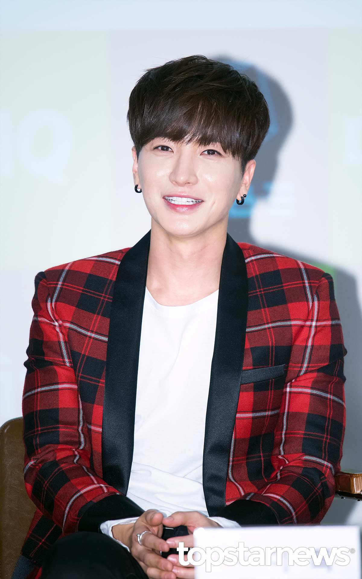 # Super Junior-利特
說到媽媽職位怎能不提SJ利特呢!!!!!!!!
就算不是粉絲也絕對聽過「特媽」這個稱呼吧~~
超過10年的SJ經歷了成員離開、結婚、當兵
韓流地位依舊高高在上 這最重要的原因 莫過於隊長大人利特的領導力啦~~
最近專於主持領域的利特 對後輩們更是愛戴有加
果然零負評不是白白得來的啊!!!!!!