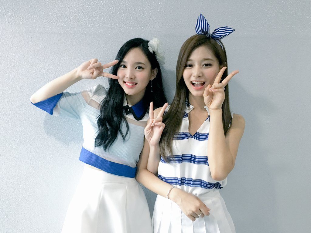 首先最近在TWICE一週年的慶祝Vlive時,娜璉終於把生日時子瑜欠的啵啵要回來了,而且娜璉臉上還留下了口紅印。主動獻吻的子瑜,讓娜璉開心壞了,卻讓一旁的SANA魂都爆發了。