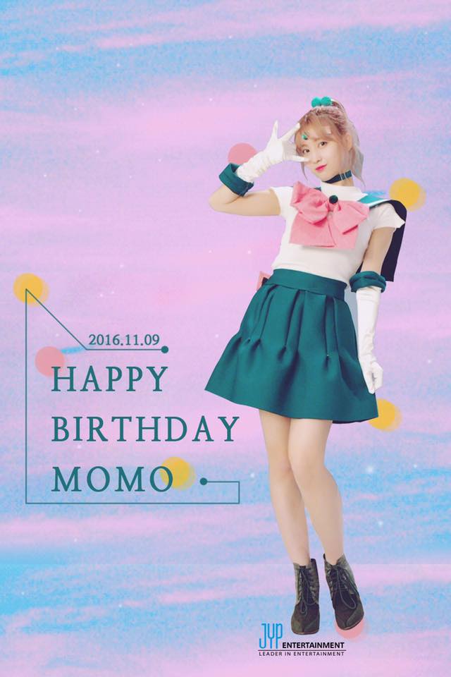 她就是9日剛過完生日的Momo~~10日TWICE全員出演了電台節目《正午的希望曲》,Momo被問道「收到了什麼生日禮物? 」Momo回答說「收到了粉絲們送的餅乾禮物 ,還有成員們送的生章魚、生牛肉片」……