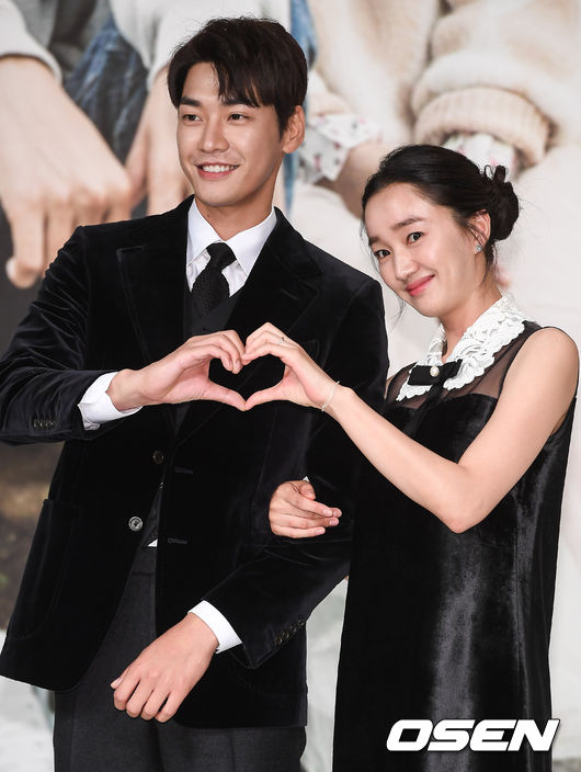 ➔KBS2《住在我家的男人》
首播日期:2016年10月24日
※講述一位時隔許久回到故鄉的可愛空姐-洪娜麗(秀愛飾),和一位聲稱自己是新爸爸的年下男之間,所發生的搞笑浪漫愛情劇。